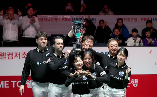 팀리그 5라운드에서 우승한 뒤 기뻐하는 우리금융캐피탈(PBA 제공)