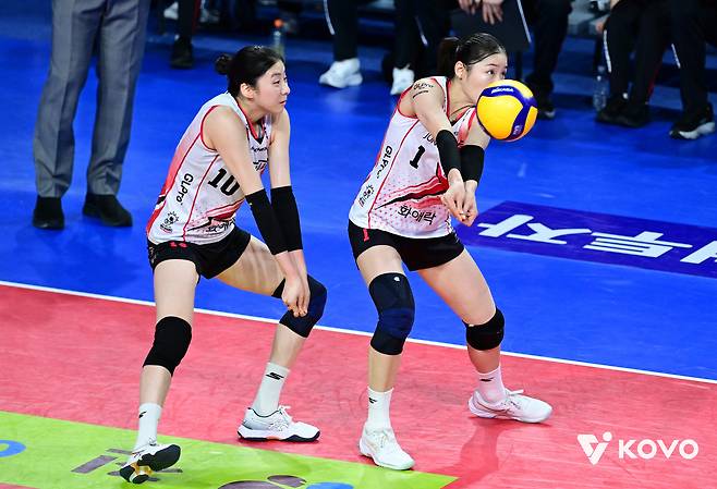 인쿠시(오른쪽)  옆에서 함께 수비하는 박혜민(왼쪽)(KOVO제공)