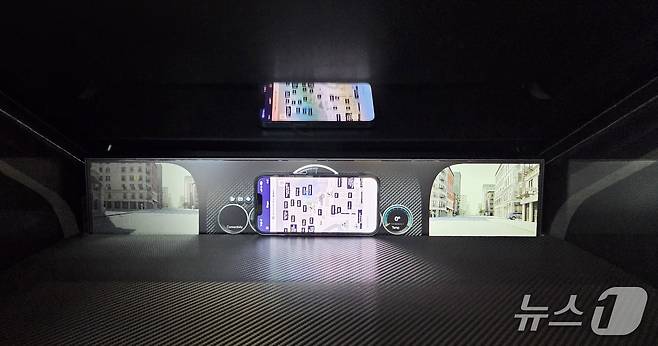 지난 6일(현지시간) 미국 라스베이거스에서 열린 CES 2026 내 3M 부스에 전시된  Advanced Light Control Films. 이 필름은 계기판의 빛 반사를 줄여 운전자의 불편함을 주여준다. 실제 휴대폰은 유리에 반사됐지만, 계기판은 반사되지 않았다. 2026.1.6 ⓒ News1 박기범 기자