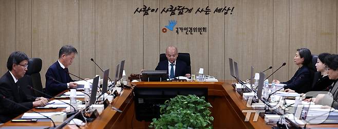 안창호 국가인권위원장이 24일 오후 서울 중구 인권위원회에서 제21차 전원위원회를 주재하고 있다. 2025.11.24/뉴스1 ⓒ News1 구윤성 기자