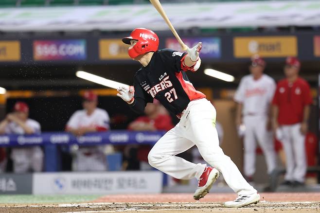 KIA 김호령이 27일 인천SSG랜더스필드에서 열린 2025 KBO리그 SSG와 경기에서 6회초 안타를 때리고 있다. 사진 | KIA 타이거즈