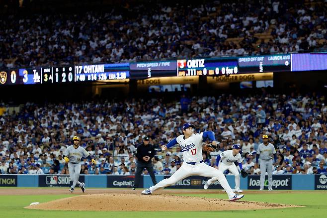 작년 밀워키 브루어스와의 NLCS 4차전에 등판해 힘차게 공을 뿌리고 있는 오타니 쇼헤이. AFP연합뉴스