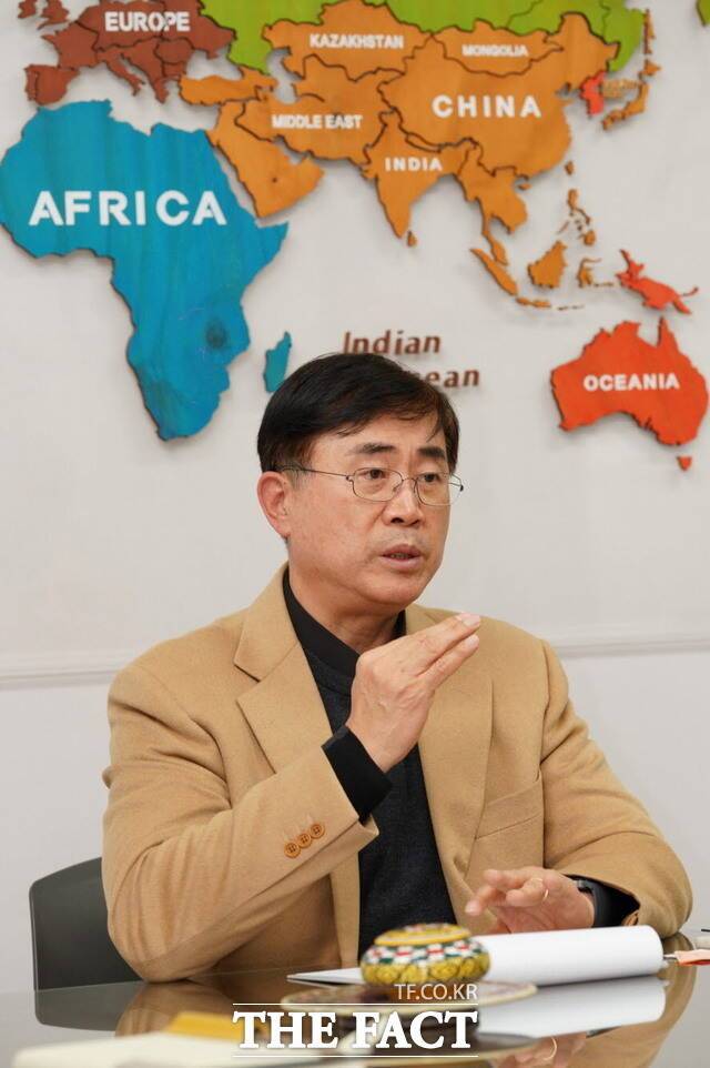 6일 오후 전주시 덕진구 팔복동 전북경제통상진흥원 원장실에서 윤여봉 원장이 <더팩트>와 인터뷰하고 있다. /전주=김수홍 기자