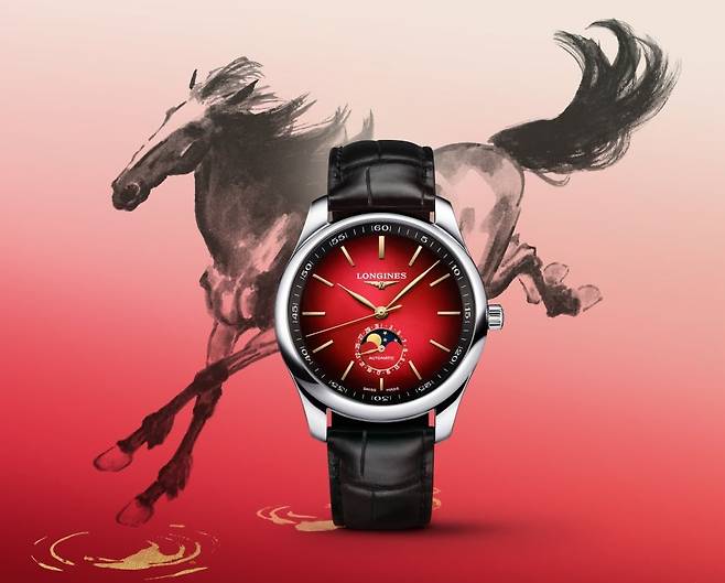 붉은 그라데이션 다이얼과 골드 컬러의 핸즈를 통해 병오년의 에너지를 시각화한 론진 ‘마스터 컬렉션 말의 해 에디션’. 론진