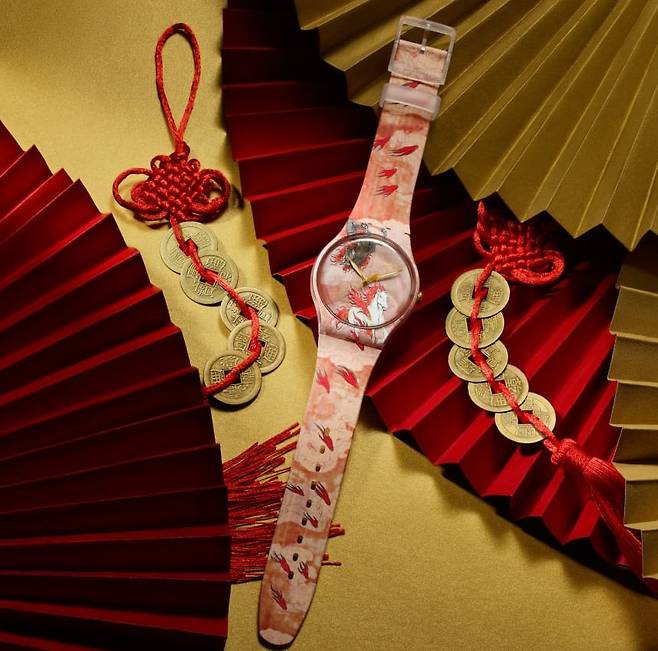 매트한 투명 케이스와 대비되는 화려한 스트랩이 스와치 특유의 팝아트적인 감성을 드러낸다. 스와치.