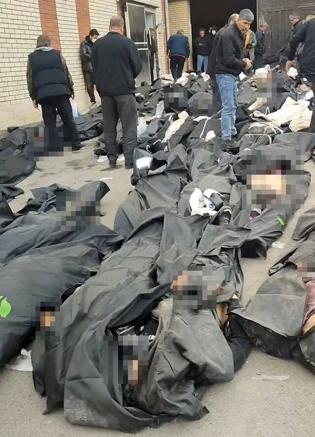 11일 소셜미디어에 테헤란의 한 법의학센터에서 촬영된 것으로 알려진 영상. 이란 당국의 무력 진압으로 희생된 희생자들의 시신이 곳곳에 널려있다. 로이터는 이 영상을 검증한 뒤  "건물, 도로 배치, 그리고 해당 지역의 위성 이미지를 통해 위치를 확인했다"고 했다./소셜미디어