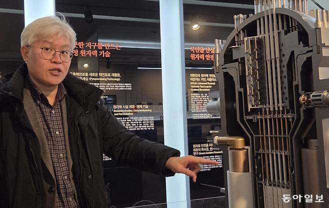 지난달 대전 한국원자력연구원 본원에서 권혁 경수형SMR원자로기술개발부장이 소형모듈원자로(SMR) 모형 앞에서 작동 원리를 설명하고 있다. 
대전=이병구 동아사이언스 기자 2bottle9@donga.com