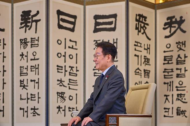 이재명 대통령이 12일 NHK와 인터뷰를 갖고 있다. 청와대 제공