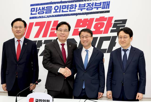 한병도 더불어민주당 신임 원내대표가 12일 국회 본청에서 취임 인사차 송언석 국민의힘 원내대표의 사무실로 예방해 기념 촬영을 하고 있다. 왼쪽부터 유상범 국민의힘 원내운영수석부대표, 송 원내대표, 한 원내대표, 천준호 민주당 신임 원내운영수석부대표.<연합뉴스 사진>