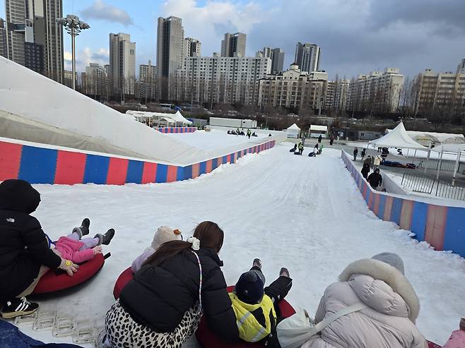 사진= 한강 잠원 눈썰매장/ 박병창 기자