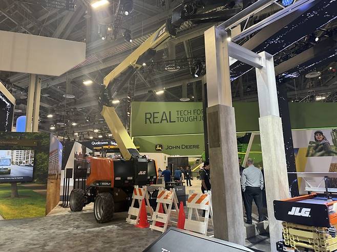 지난 6일(현지시간) 개막한 CES 2026 전시장에서 미국 오시코시 산하 브랜드 JLG가 고소 작업 자동화를 겨냥한 관절형 붐 리프트를 전시했다. 사진=임수빈 기자
