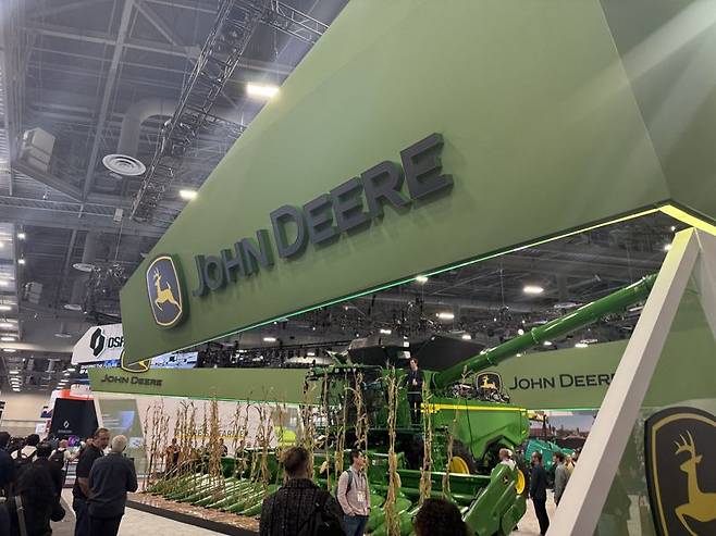 지난 6일(현지시간) 개막한 CES 2026 전시장 존디어 부스에 초대형 콤바인(수확기)가 전시돼 있다. 사진=임수빈 기자