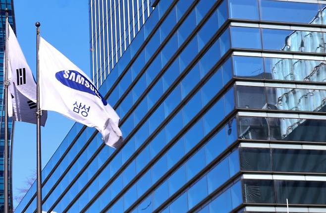 삼성전자가 창사 이래 처음으로 분기 영업이익 20조원을 돌파한 것으로 발표한 지난 8일 서울 서초구 삼성전자 사옥에 삼성깃발이 보이고 있다. 뉴시스