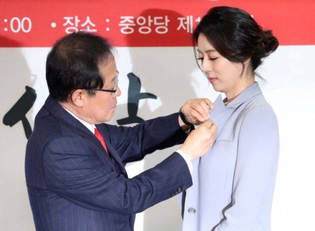 2018년 3월 9일 서울 여의도 자유한국당(국민의힘 전신) 당사에서 열린 영입인사 환영식에서 홍준표 당시 대표가 입당한 배현진 의원(당시 전 MBC 앵커)에게 태극기 배지를 달아주고 있다. /사진=연합뉴스