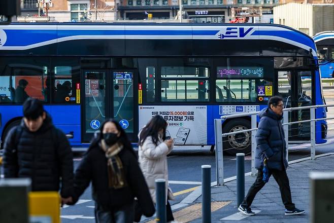 서울 시내버스 총파업 예고일을 하루 앞둔 12일 서울 중구 서울역버스환승센터에 버스가 오가고 있다.뉴시스