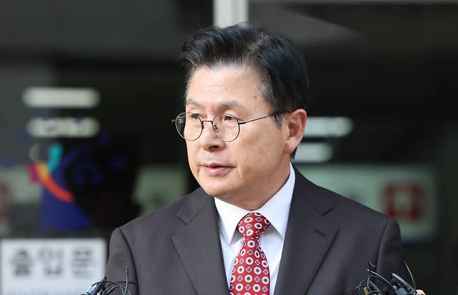 황교안 전 국무총리가 지난달 20일 오후 서울 양천구 서울남부지방법원에서 열린 국회 '패스트트랙 충돌' 사건 선고 기일을 마친 뒤 법정을 나서고 있다. 사건 당시 자유한국당 대표 였던 황 전 총리는 이날 벌금 1900만원을 선고 받았다. 뉴시스