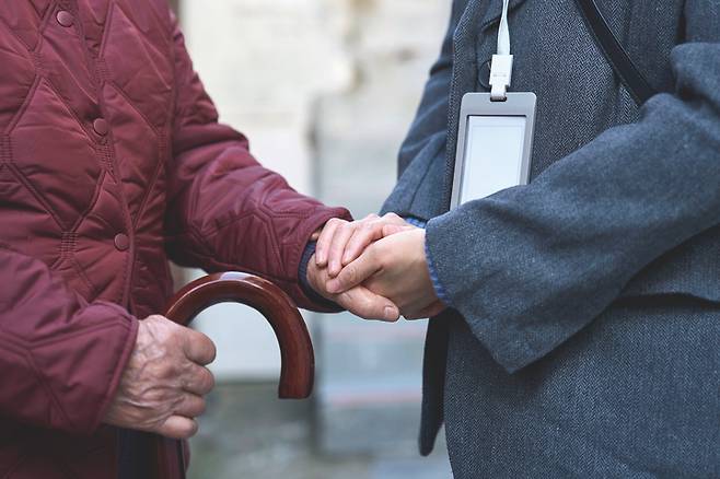 보건복지부는 1월 28일까지 '장기요양 재택의료센터 시범사업'에 참여할 지방자치단체와 의료기관을 모집한다. 사진 게티이미지