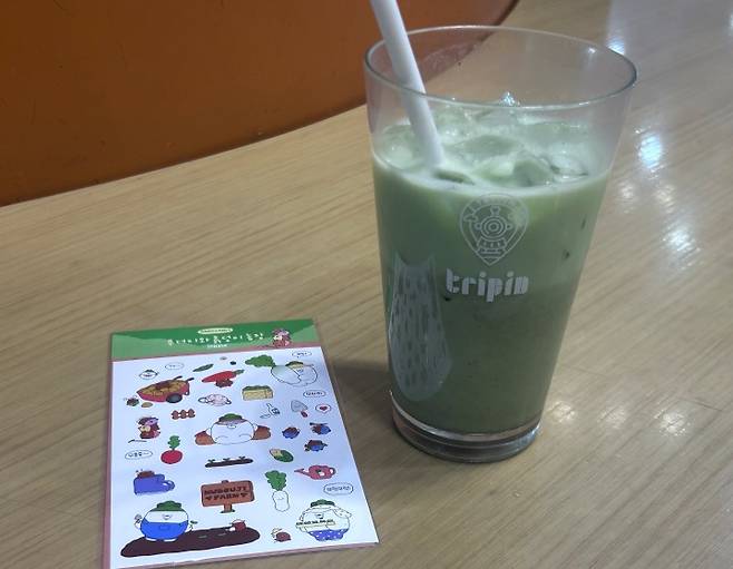 주문한 공주 밤 말차 라떼와 무더지 스티커를 받은 모습.