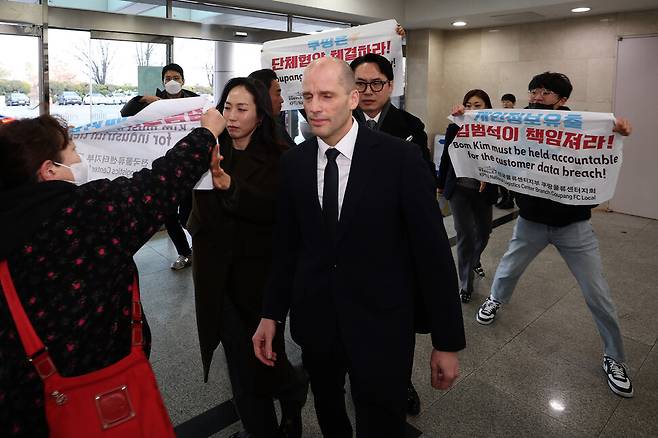 지난해 12월17일 오전 서울 여의도 국회에서 민주노총 활동가들이 국회 과학기술정보방송통신위원회 청문회에 참석하는 해롤드 로저스 쿠팡 임시 대표를 향해 ‘개인정보 유출 김범석이 책임져라’ 는 등의 문구가 적힌 손 펼침막을 들고 있다. 최현수 기자 emd@hani.co.kr