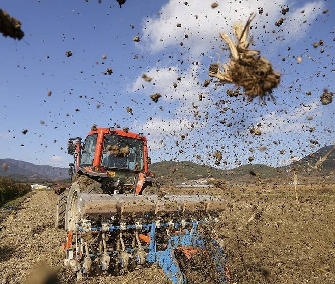 2023년 11월28일 전남 구례군 광의면에서 한 농부가 밀을 파종하고 있다. 김진수 선임기자