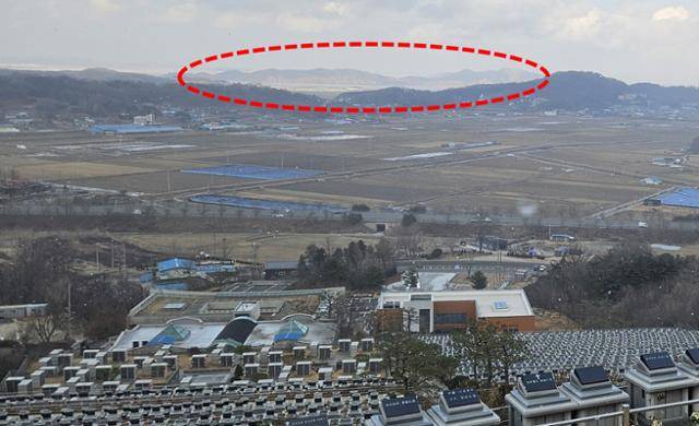 11일 인천 강화군 송해면 하도리에 위치한 한 공동묘지 꼭대기에서 보이는 북한(붉은 점선 안쪽) 모습. 강화도=김형준 기자