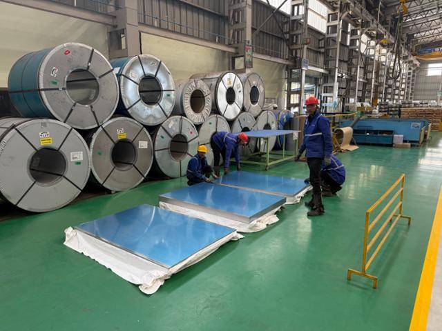 인도 마하라슈트라주 푸네시의 포스코 푸네 가공센터에서 현지인 직원들이 작업 중이다. 푸네=안아람 기자