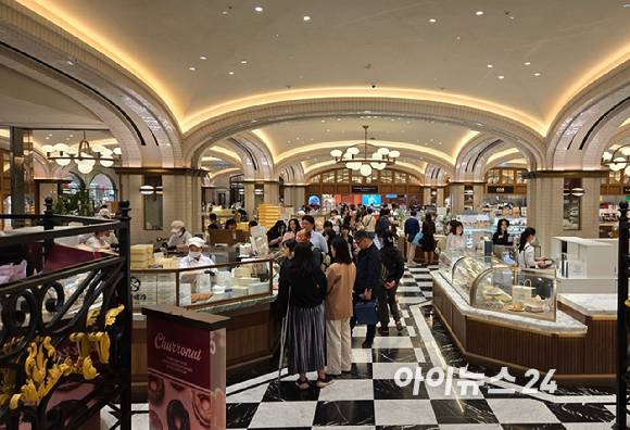 백화점 업계가 지난해 4분기 선방한 실적을 기록할 것으로 전망된다. 신세계백화점 강남점이 방문객들로 북적이고 있는 모습. [사진=아이뉴스24 DB]