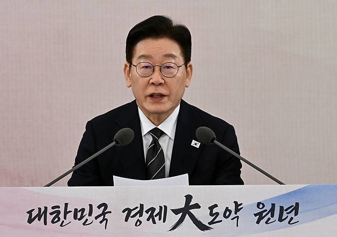 이재명 대통령이 9일 서울 종로구 청와대에서 열린 '2026년 경제성장전략' 국민보고회에서 모두발언을 하고 있다. [청와대사진기자단]