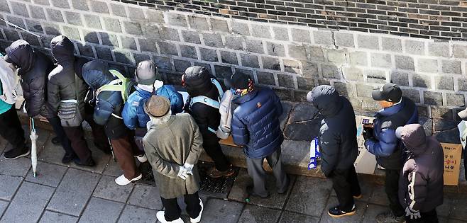 2026년 첫 날인 1일 서울 탑골공원 원각사 무료급식소를 찾은 노인들이 식사를 위해 줄을 서 있다. 뉴스1
