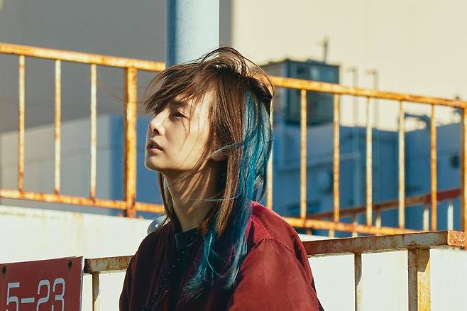 영화 '나이트 플라워'의 한 장면. 싱글맘 나츠키(기타가와 게이코)는 두 자녀를 먹여 살리기 위해 마약 판매상이 된다. 사진 플러스엠 엔터테인먼트