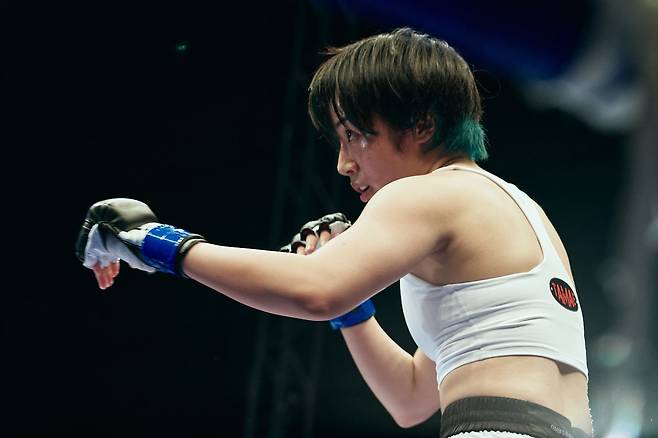 영화 '나이트 플라워'의 한 장면. 격투기 선수 타마에(모리타 미사토)는 두 자녀를 먹여 살리기 위해 마약 판매상이 된 나츠키를 돕는다. 사진 플러스엠 엔터테인먼트