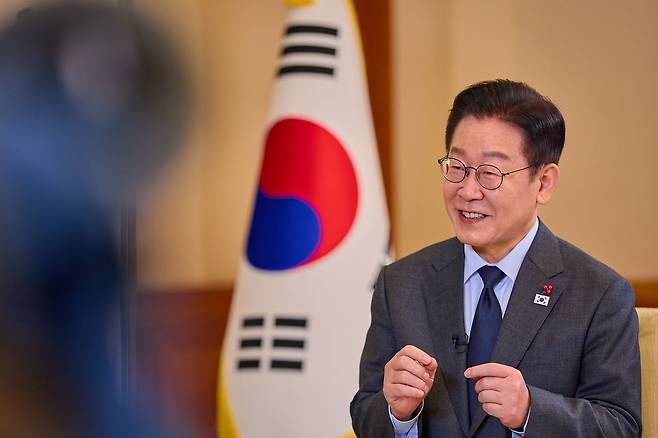 이재명 대통령이 일본 방문을 하루 앞둔 12일 청와대에서 일본 공영방송 NHK와 단독 인터뷰를 하고 있다. 청와대 제공=뉴스1