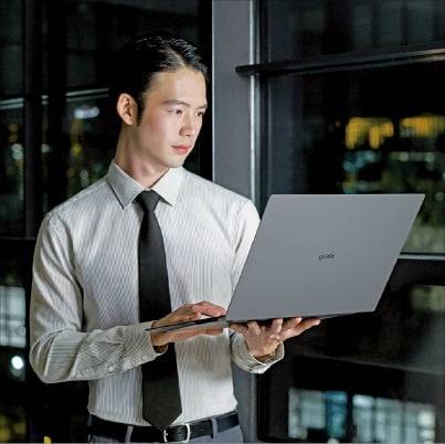 LG 그램 Pro AI 신제품을 한 손으로 가볍게 들고 있는 모습. /LG전자 제공