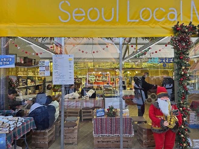 전북 군산시는 지난 12월부터 서울광장 스케이트장 내 ‘서로장터’에서 군산 딸기와 군고구마, 군산짬뽕라면, 군산 맥아 식혜 등 지역 가공품을 판매하고 있다. 군산시 제공
