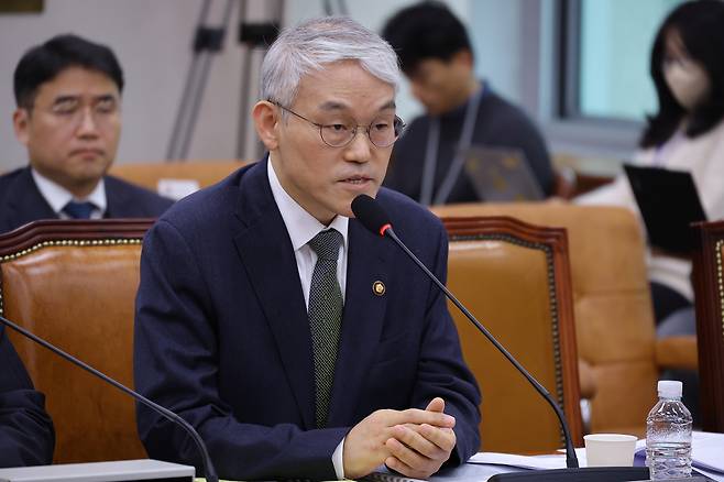 천대엽 법원행정처장(대법관)이 12일 국회 법제사법위원회 전체회의에서 의원 질의에 답하고 있다. 연합뉴스