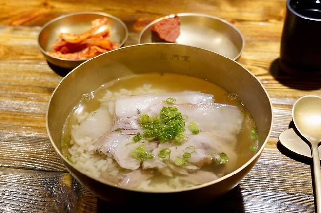 A bowl of dweji gomtang (clear pork bone soup) at Okdongsik in Seoul. The restaurant’s owner, who shares its name, appeared on Netflix’s "Culinary Class Wars" Season 2 under the nickname “Dweji Gomtang in New York,” triggering a surge in demand and long waitlists after the show aired. (Okdongsik)