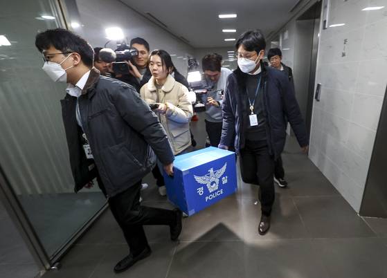 The police raid Coupang headquarters in Songpa District, southern Seoul, on Dec. 9, 2025, over data leak. [NEWS1]