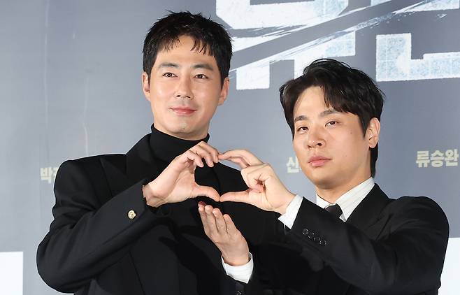 Actors Zo In-sung, left, and Park Jeong-min pose for photos during the press conference for director Ryoo Seung-wan's film ″Humint″ in Gwangjin District, eastern Seoul, on Jan. 12. [NEWS1]