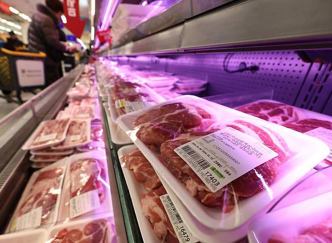 Korean pork, or handon, is on display at a supermarket in Seoul on Jan. 9. [NEWS1]