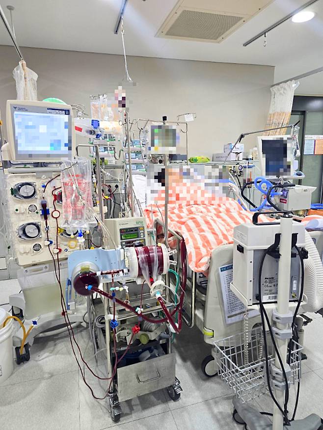 안동병원이 생존을 장담할 수 없었던 중증 급성호흡부전 환자를 에크모(ECMO·체외막산소공급장치) 가동과 다학제 협진을 통해 완쾌시켜 지난 10일 무사히 퇴원시켰다. 안동병원 제공&nbsp;