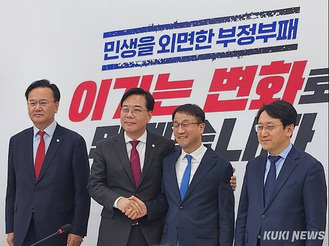 한병도 더불어민주당 신임 원내대표가 12일 국회에서 송언석 국민의힘 원내대표를 만나 기념 촬영을 하고 있다. 전재훈 기자