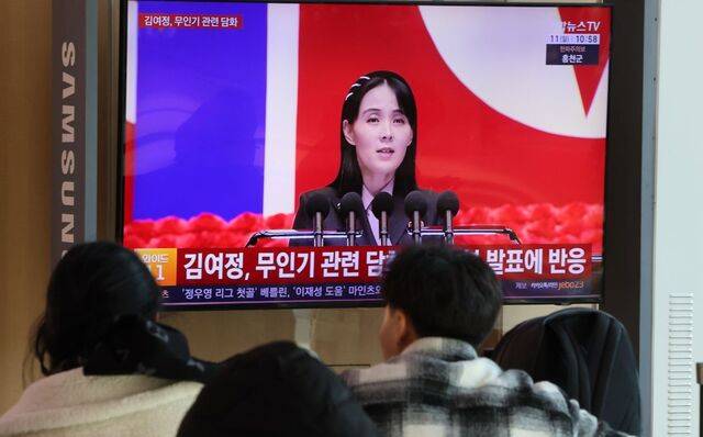 11일 서울역 대합실에서 시민들이 북한의 무인기 영공 침범 주장 관련 뉴스를 보고 있다. 이날 김여정 북한 노동당 부부장은 "명백한 것은 한국발 무인기가 우리 국가의 영공을 침범하였다는 사실 그 자체"라며 "실체에 대한 구체적인 설명은 반드시 있어야 할 것"이라고 밝혔다. 연합뉴스