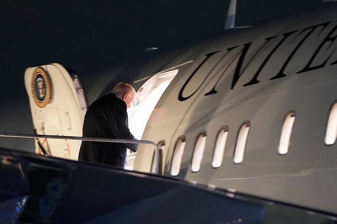 도널드 트럼프 미국 대통령이 11일(현지시간) 플로리다주 팜비치 공항에서 에어포스원에 탑승하고 있다. 연합뉴스