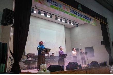 제22회 세빛나캠프와 제7회 청소년 찬양콘서트가 춘천 춘성중학교에서 열리고 있다.