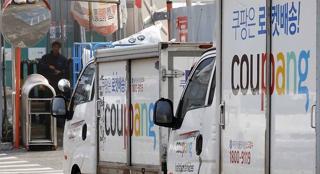 지난해 12월 쿠팡 앱 설치가 오히려 증가한 것으로 나타난 가운데 서울의 한 쿠팡 물류센터에 쿠팡 차량이 대기하고 있다. [김호영 기자]