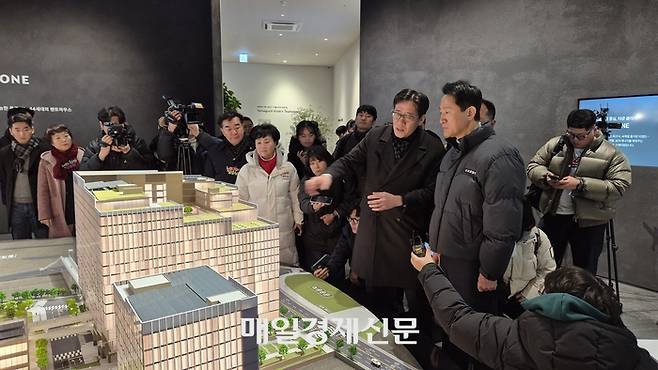 오세훈 서울시장이 12일 오후 광운대역 물류부지 개발 현장 인근 모델하우스에서 박희윤 HDC현대산업개발 개발본부장으로부터 사업에 대한 설명을 듣고 있다 [한창호 기자]