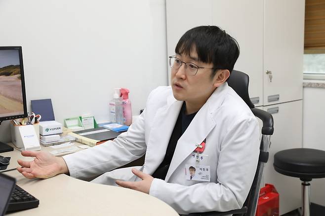 한림대성심병원 의료진은 지난해 생성형 AI 플랫폼 ‘HAI’를 자체적으로 개발했다. 환자의 의무기록지를 작성하는 이 AI는 전공의들의 업무 부담을 줄여주는 우수 사원이다. 개발을 총괄한 이민우 한림대성심병원 신경과 교수는 “HAI가 작성한 기록지의 완성도는 90%에 달한다”고 말했다. [한림대성심병원]