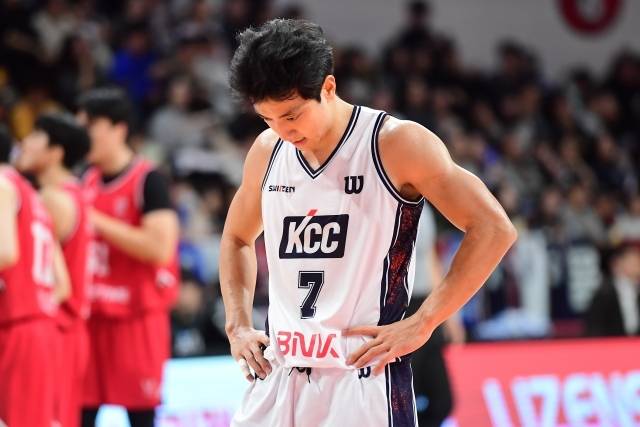 KCC 관계자는 “허훈은 부산에서 검진을 받았을 때 종아리에 염증이 있는 상황이었다. 지금은 재활 및 치료를 함께하고 있다. 잘 관리해야 건강히 돌아올 수 있다”고 이야기했다. 사진=KBL 제공