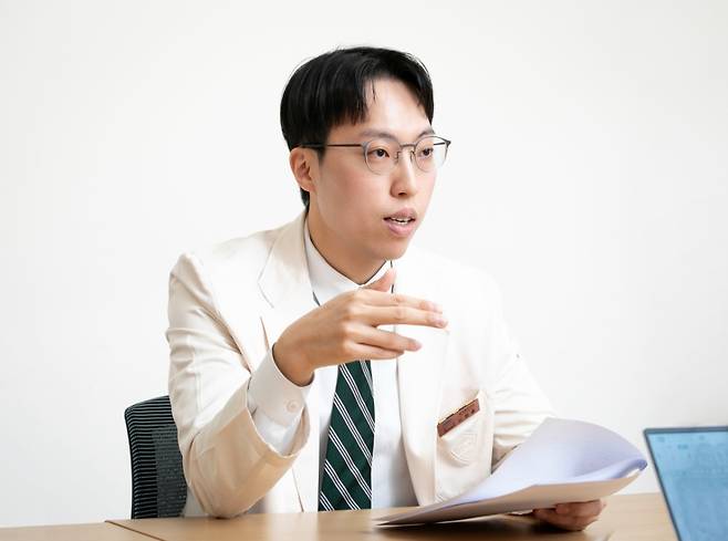 삼성서울병원 혈액종양내과 신정훈 교수가 지난 9일 병원 진료실에서 HER2 저발현 유방암과 치료 전략에 대해 이야기하고 있다.