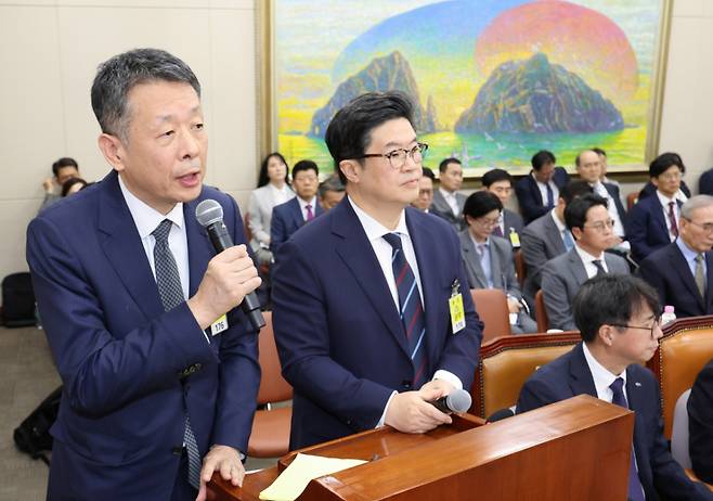 김광일 홈플러스 대표이사(왼쪽), 김병주 MBK파트너스 회장 /사진=뉴시스